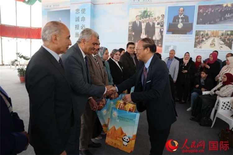中國駐埃及使館教科處盧春生公參為埃及師生發(fā)放新年禮包。人民網(wǎng)記者 黃培昭攝