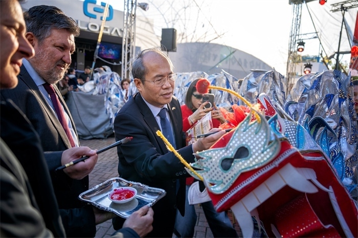 中國駐希臘大使館大使肖軍正與希方嘉賓為舞龍點睛?！吨邢r報》供圖