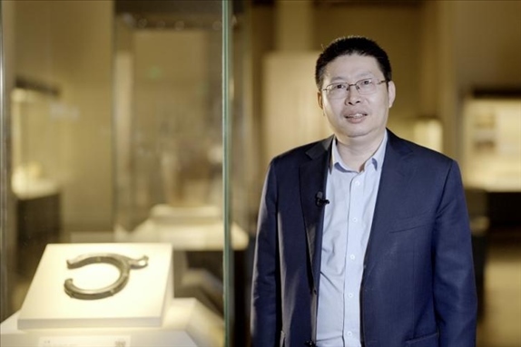 中國(guó)國(guó)家博物館副館長(zhǎng)張偉明介紹館藏C形玉龍。