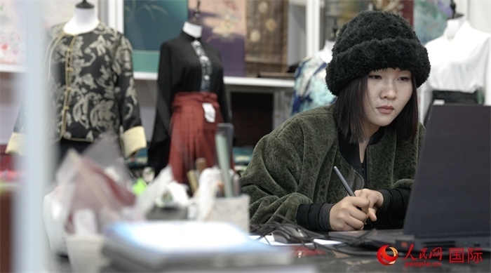 1月23日，在山東省菏澤市曹縣有愛云倉直播基地，張子晨正在設(shè)計漢服。 人民網(wǎng)記者 袁蒙攝