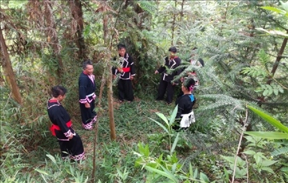 “瑤老”人民調(diào)解員翻山越嶺開展現(xiàn)場調(diào)解。