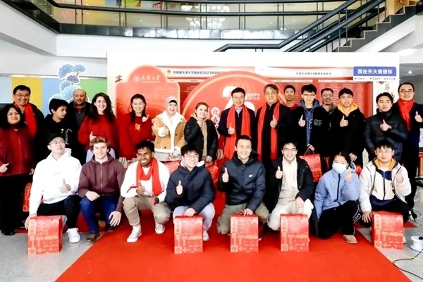 天津大學(xué)同學(xué)們收到新春大禮包。校方供圖