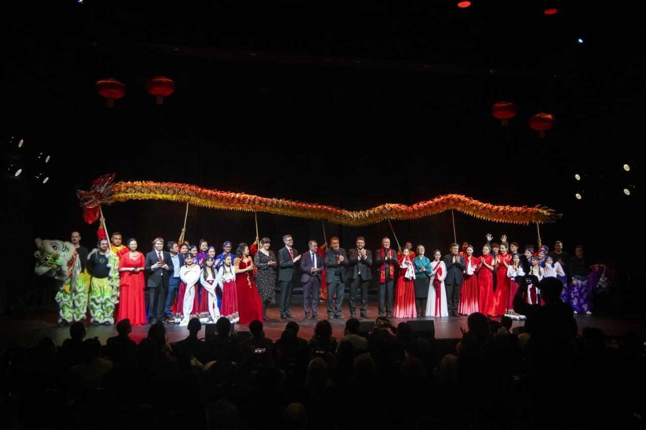 中芬嘉賓與演出人員合影。中國(guó)駐芬蘭大使館供圖