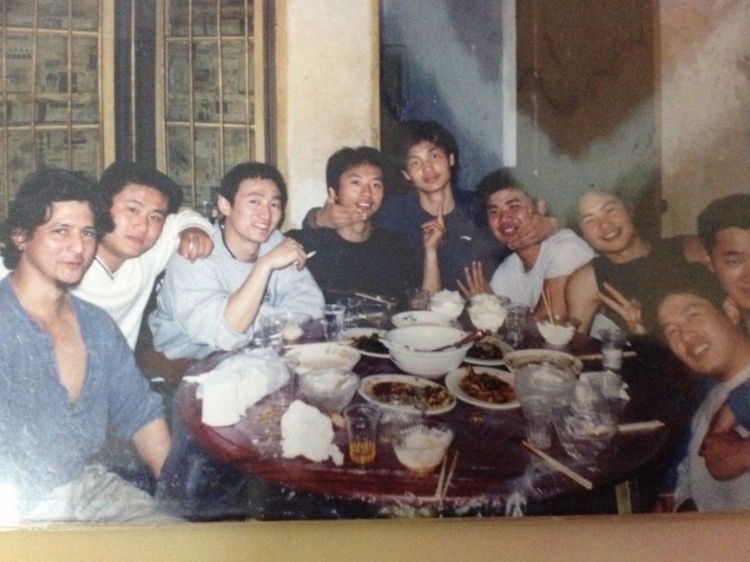 2007 年，卡洛斯·卡斯蒂略（左一）和他的中國(guó)朋友在武漢慶祝春節(jié)。圖片由受訪者提供