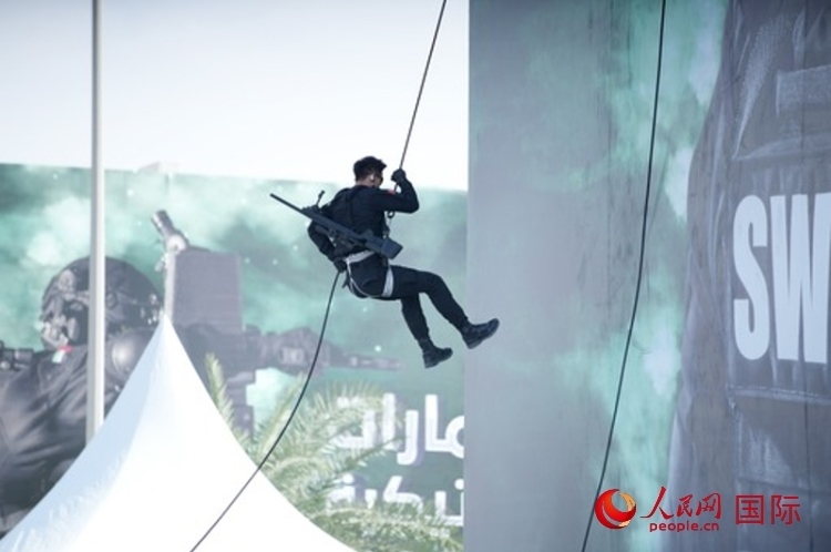 中國(guó)特警索降。人民網(wǎng) 塔里克·易卜拉欣攝