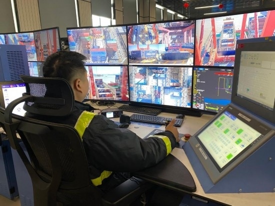 圖為寧波舟山港梅山港區(qū)遠(yuǎn)控操作室內(nèi)，橋吊司機(jī)在遠(yuǎn)程控制橋吊裝卸。新華社記者魏一駿 攝