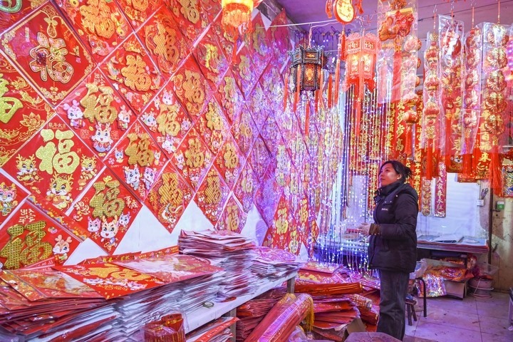 1月21日，在山西省晉中市平遙縣一家市場，市民在選購年貨。新華社發(fā)（梁生仁攝）