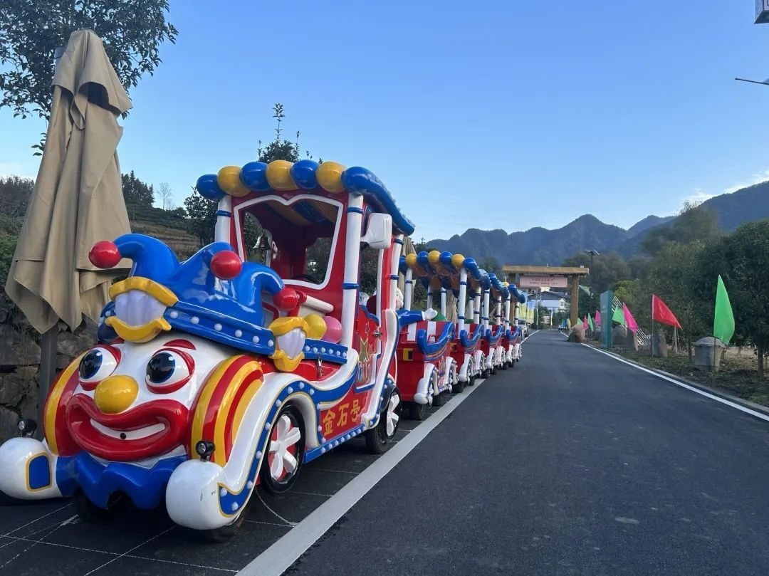 2023年10月，金石村集體出資購買了兩輛無軌觀光小火車。紫陽縣融媒體中心供圖