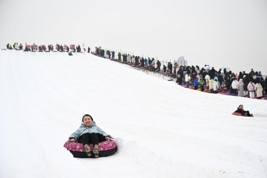 圖為1月18日，市民在內(nèi)蒙古賽馬場滑雪圈。新華社記者 貝赫 攝