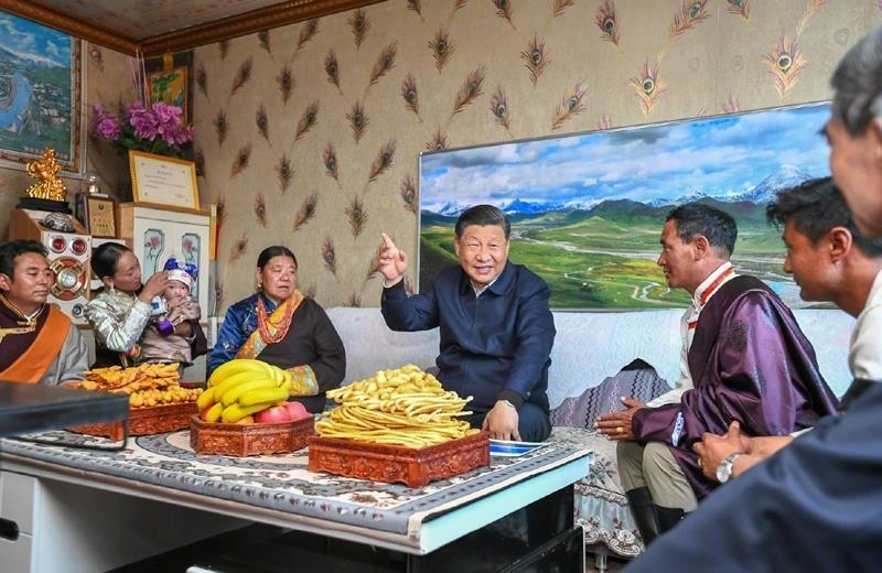 △2021年6月8日，習(xí)近平總書記在青海海北藏族自治州剛察縣果洛藏貢麻村，同藏族牧民索南才讓一家人圍坐在客廳聊家常。