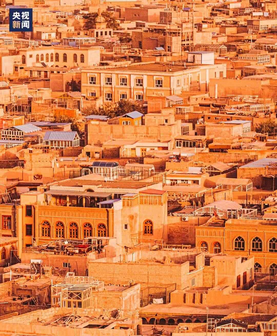 △喀什古城在天山和昆侖山的守護(hù)下，留住了千年前的樣子。