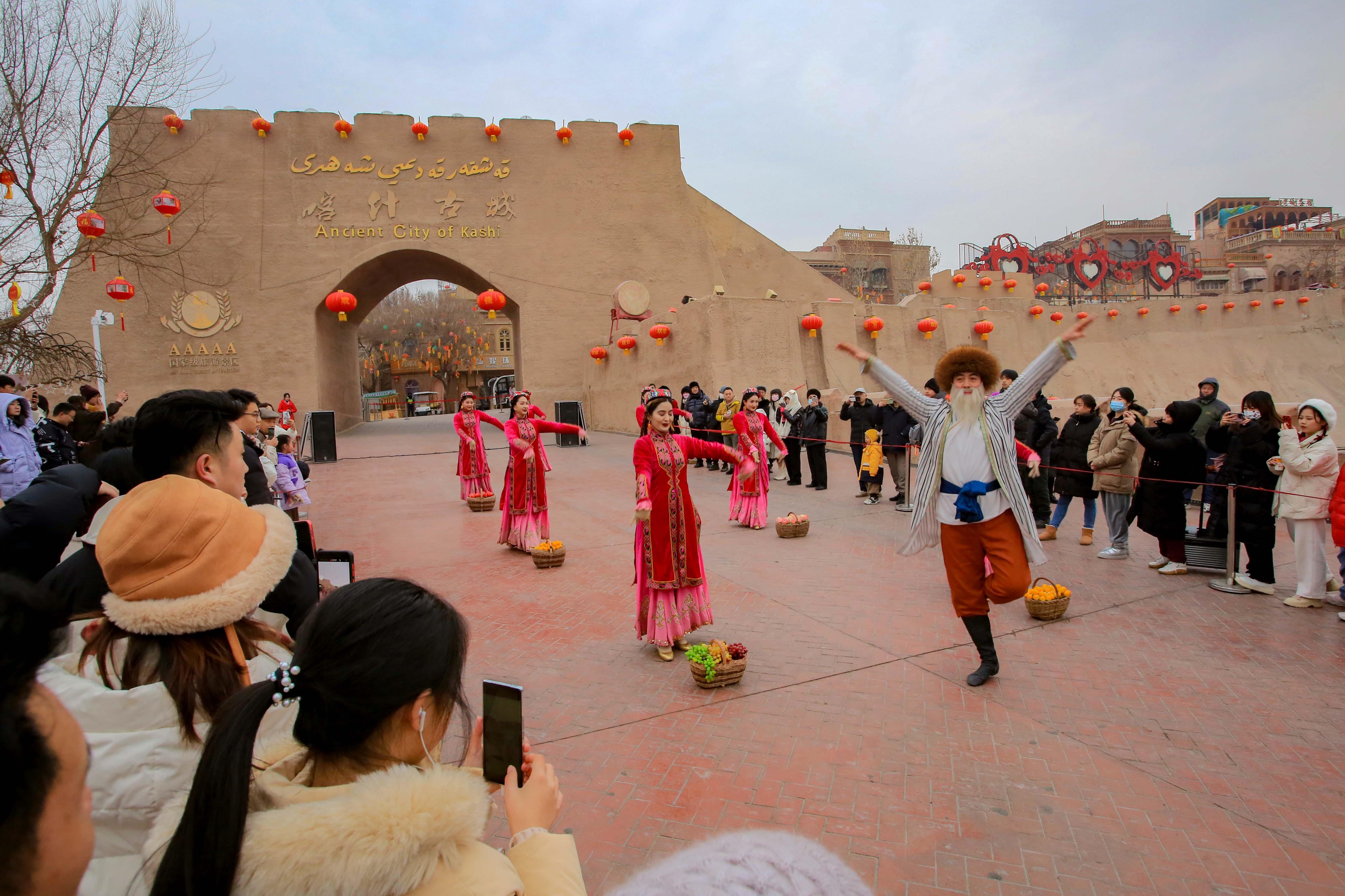 △2024年2月4日，演員在新疆喀什古城入城儀式上表演舞蹈。