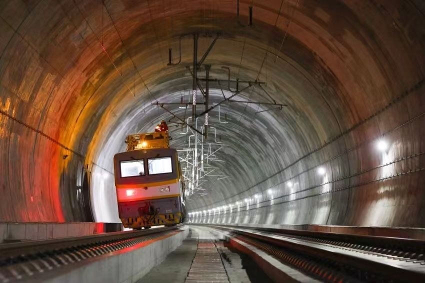 凌晨，接觸網(wǎng)作業(yè)車的燈光紅黃相間。胡鵬攝