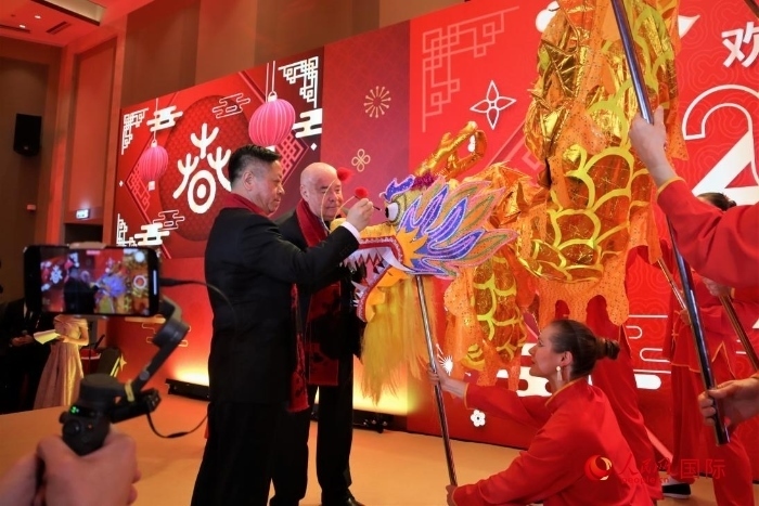 張漢暉（左）、施威特科（右）共同為彩龍點(diǎn)睛。于子恒攝