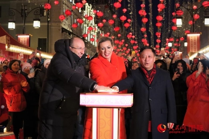 張漢暉、扎哈羅娃、科茲洛夫（從右至左）共同按下活動啟動按鈕。于子恒攝