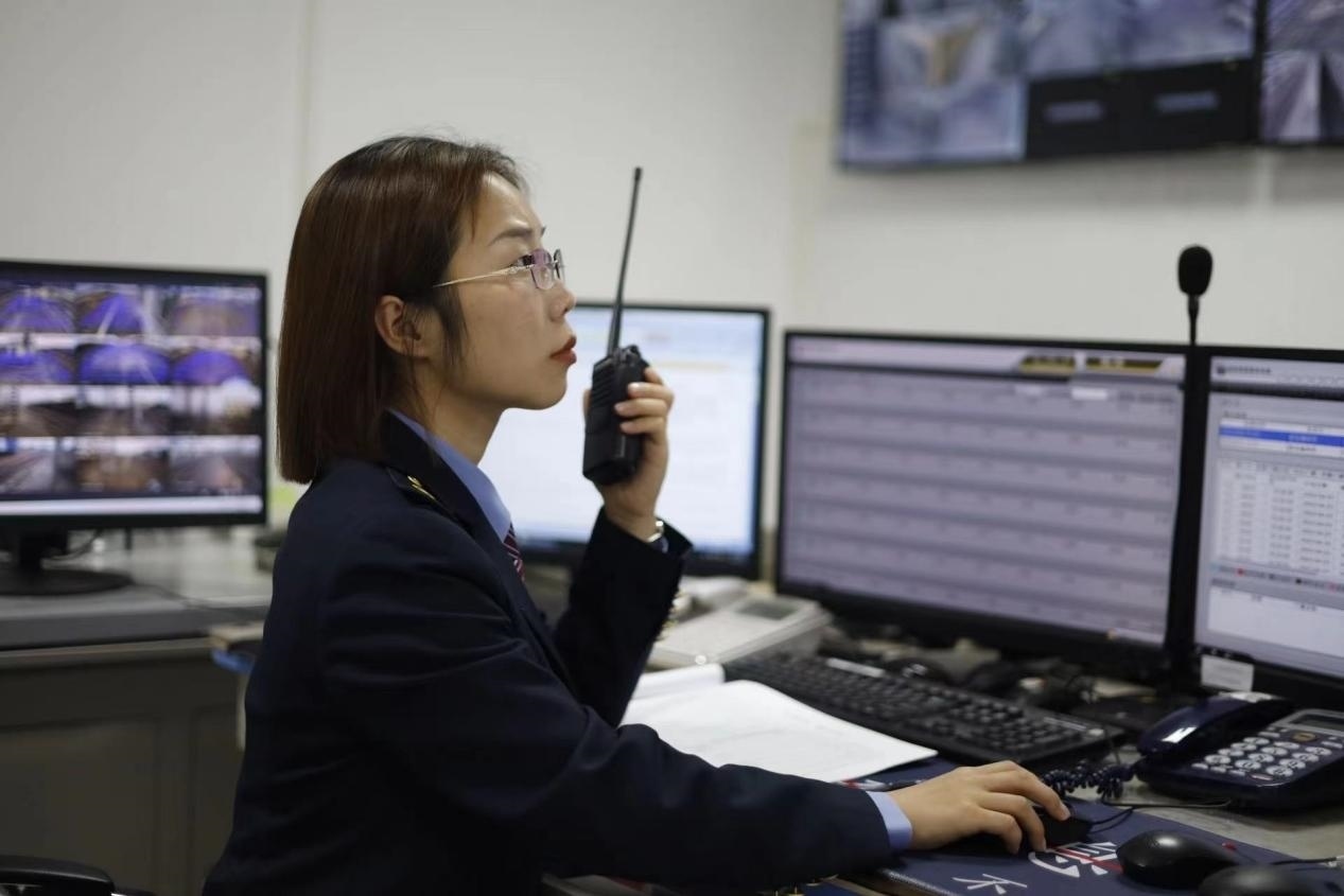 張華正在使用對講機溝通客運工作情況。蔡紫妍攝