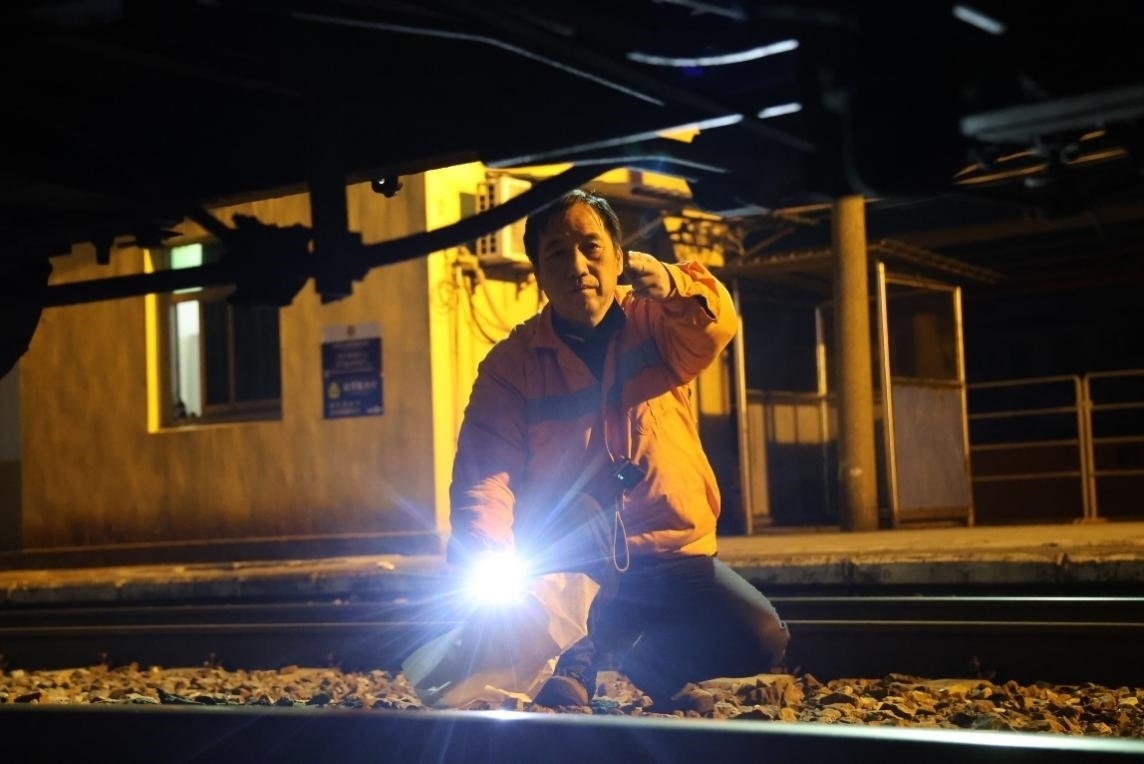 凌晨2點，李金饒正在檢查關(guān)門車。陸佳駿攝