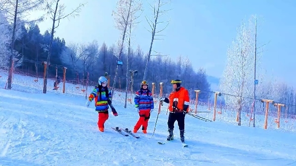 新春走基層｜滑雪場(chǎng)上過(guò)春節(jié)！冰城“冷資源”變成“熱經(jīng)濟(jì)”