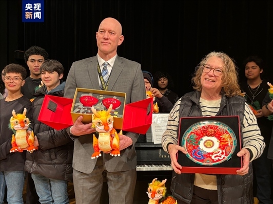 林肯中學(xué)校長和老師獲贈“春碗”和“五龍戲珠盤”