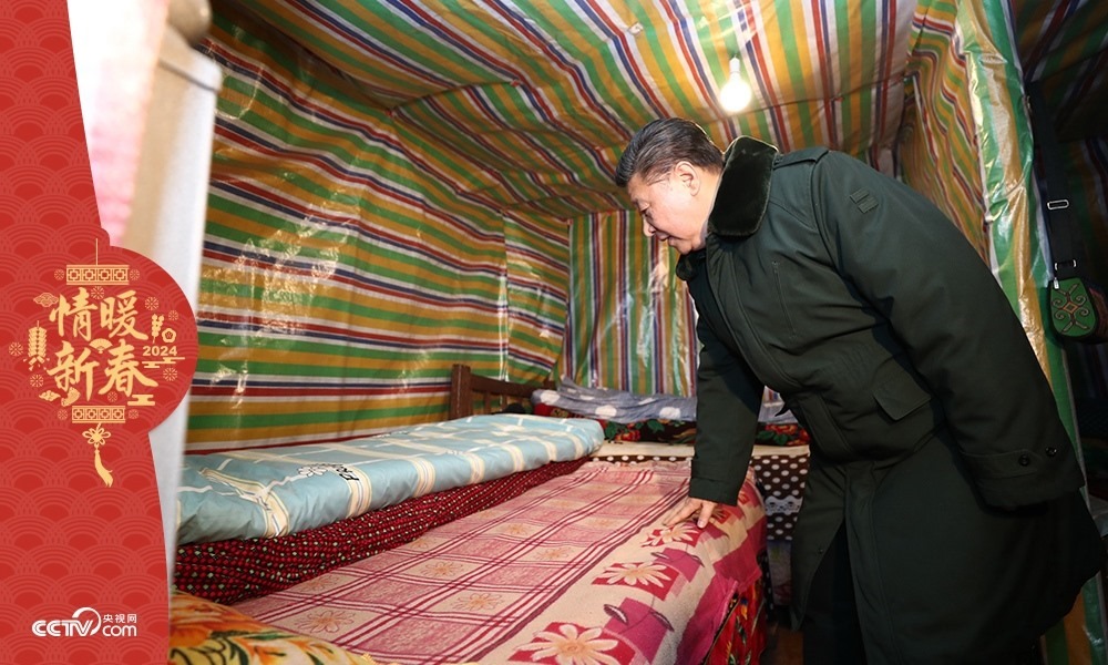 2018年2月11日，習(xí)近平總書記在四川三河村貧困戶吉好也求家中看望。