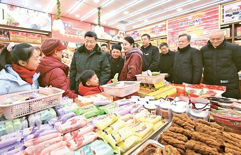 2024年2月1日至2日，中共中央總書記、國(guó)家主席、中央軍委主席習(xí)近平來(lái)到天津，看望慰問(wèn)基層干部群眾。這是1日下午，習(xí)近平在天津古文化街考察時(shí)，走進(jìn)店鋪同現(xiàn)場(chǎng)群眾互動(dòng)交流。 新華社記者 謝環(huán)馳/攝