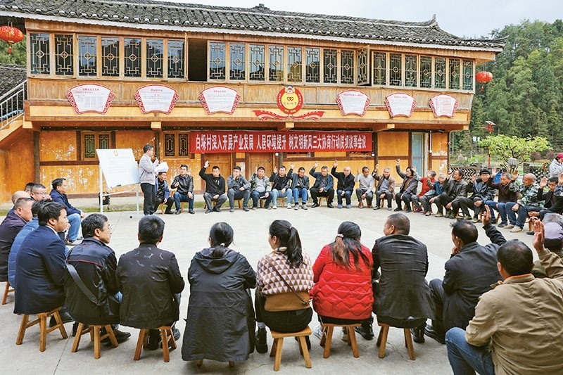 圖為2023年4月6日，貴州省黔東南苗族侗族自治州施秉縣白垛鄉(xiāng)白垛村村民在討論產(chǎn)業(yè)發(fā)展、人居環(huán)境提升、鄉(xiāng)村文明建設(shè)相關(guān)事宜。 人民圖片 磨桂賓/攝