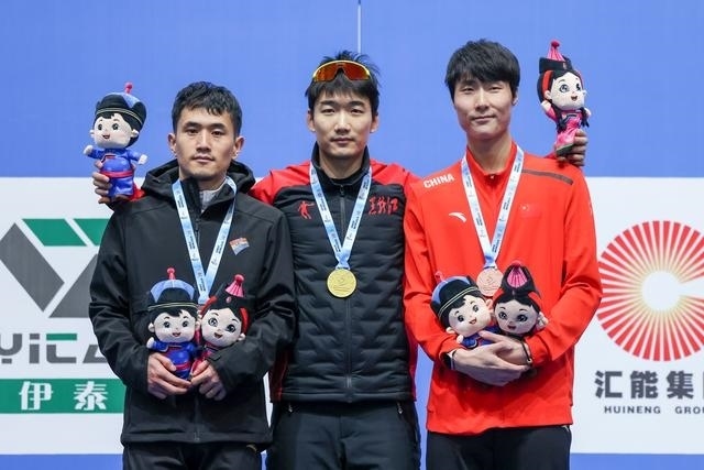 1月12日，“十四冬”速度滑冰（公開組）男子500米比賽，冠軍黑龍江隊(duì)選手高亭宇（中）、亞軍遼寧隊(duì)選手楊濤（左）、季軍河北隊(duì)選手李添龍?jiān)陬C獎(jiǎng)儀式上合影。新華社記者 王楷焱 攝