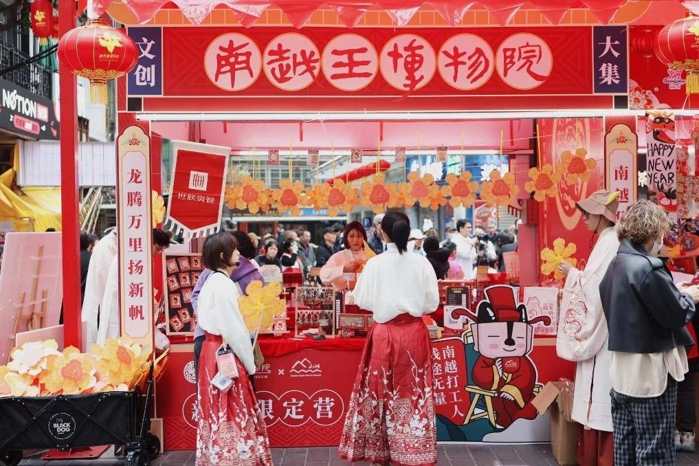 在西湖花市的南越王博物院攤位，文創(chuàng)與花市的跨界融合吸引了不少市民游客駐足。（南越王博物院供圖）