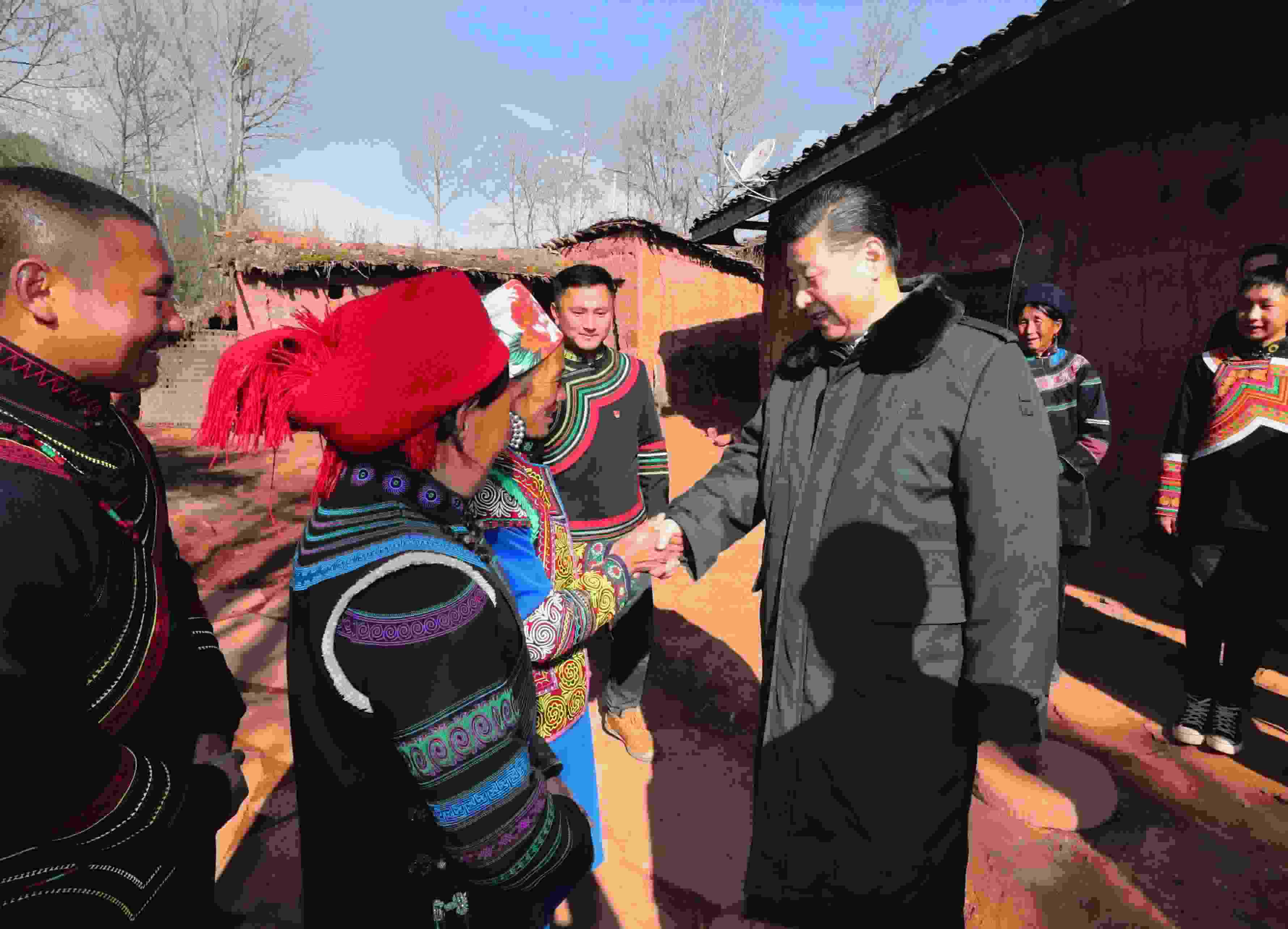 △ 2018年2月11日，習(xí)近平總書記驅(qū)車2個多小時，從四川西昌市來到位于大涼山深處的昭覺縣三岔河鄉(xiāng)三河村、解放鄉(xiāng)火普村，走進(jìn)彝族貧困群眾家中，看實情、問冷暖、聽心聲，同當(dāng)?shù)馗刹咳罕姽采叹珳?zhǔn)脫貧之策。