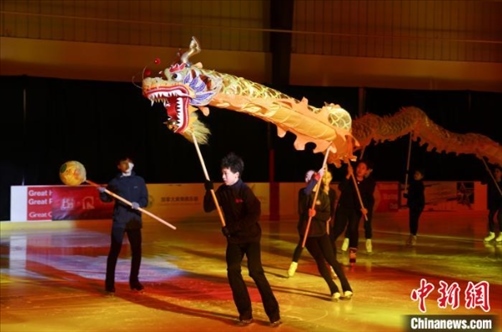 當(dāng)?shù)貢r間2月17日晚，作為農(nóng)歷甲辰龍年“歡樂春節(jié)”系列活動之一，別具特色的青少年冰上春晚在加拿大多倫多舉行。圖為青少年表演冰上舞龍。 中新社記者 余瑞冬 攝