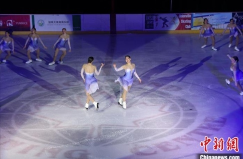 當(dāng)?shù)貢r間2月17日晚，青少年冰上春晚在加拿大多倫多舉行。圖為曾獲加拿大全國冠軍的一支青少年花滑隊進(jìn)行集體自由滑表演。 中新社記者 余瑞冬 攝