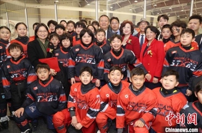 當(dāng)?shù)貢r間2月17日晚，青少年冰上春晚在加拿大多倫多舉行。圖為中國駐多倫多總領(lǐng)事羅偉東和主辦方代表、與會嘉賓與“未來之星”冰球隊華裔少年冰球手們合影。 中新社記者 余瑞冬 攝