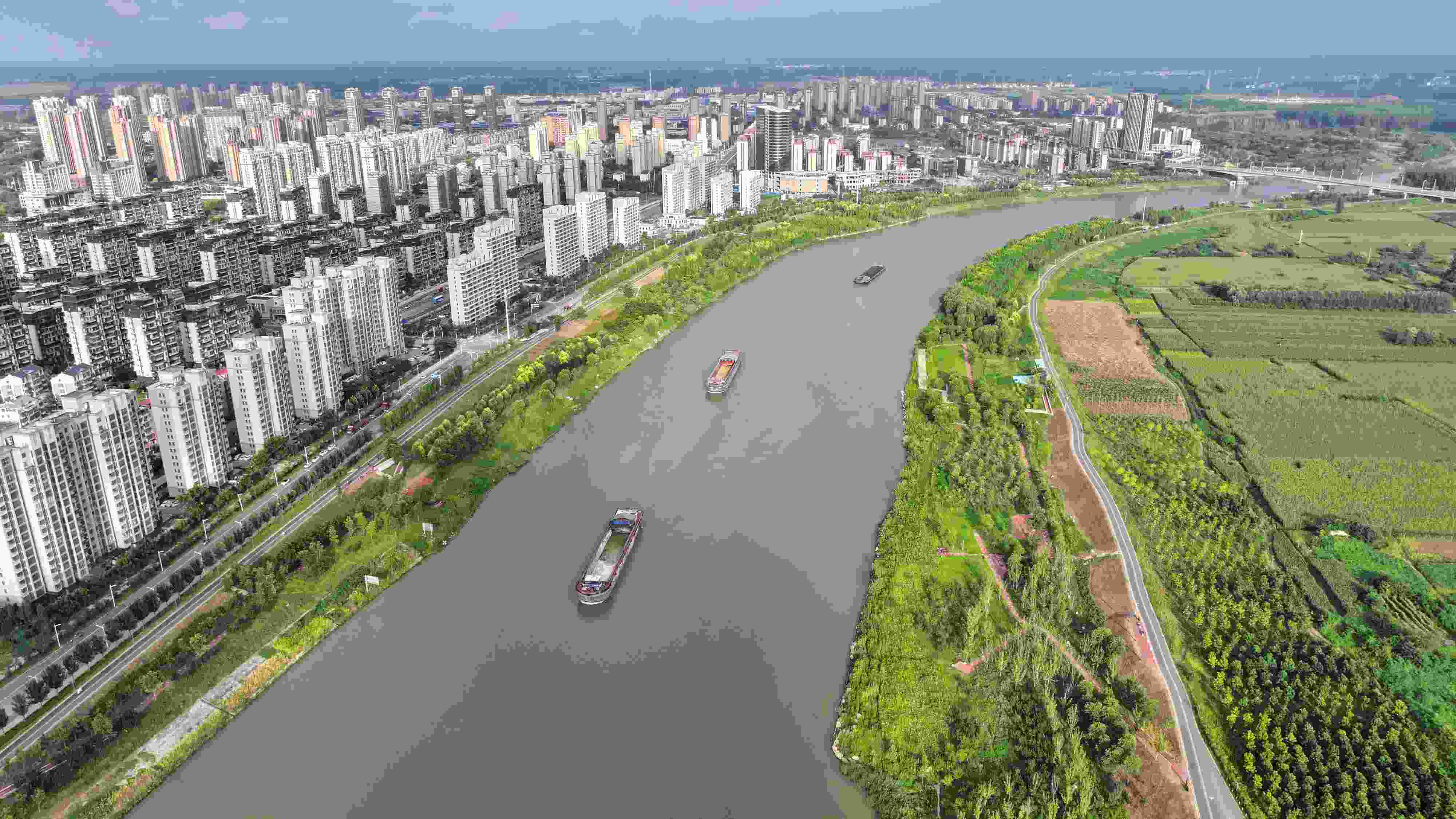 △ 2023年8月21日，安徽阜陽，初秋時節(jié)，界首城市建設與沙潁河水系、橋梁和綠植相映襯，構成一幅生態(tài)宜居的美麗畫卷。