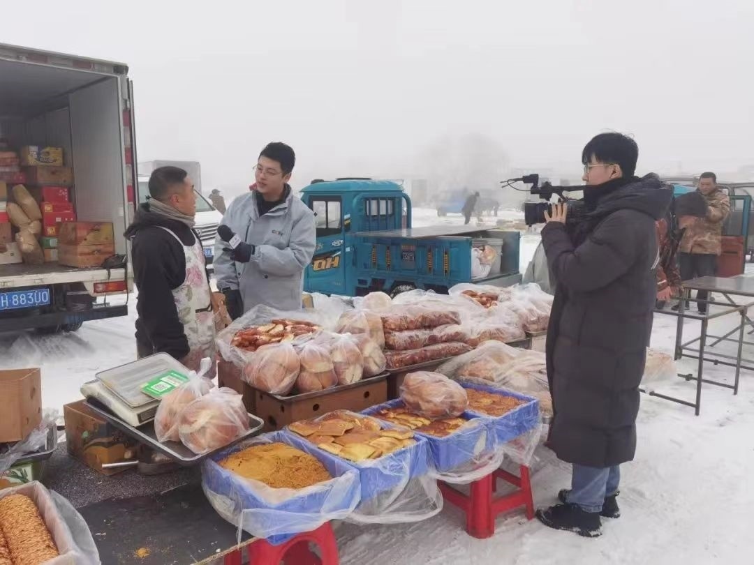 △ 2024年1月1日，在中央廣播電視總臺中央電視臺《新年新愿》報道中，遼寧營口鲅魚圈區(qū)大集賣餅干的小哥憨態(tài)可掬的表情、生機勃勃的臉龐、充滿煙火氣的新年愿望，讓他火爆出圈。