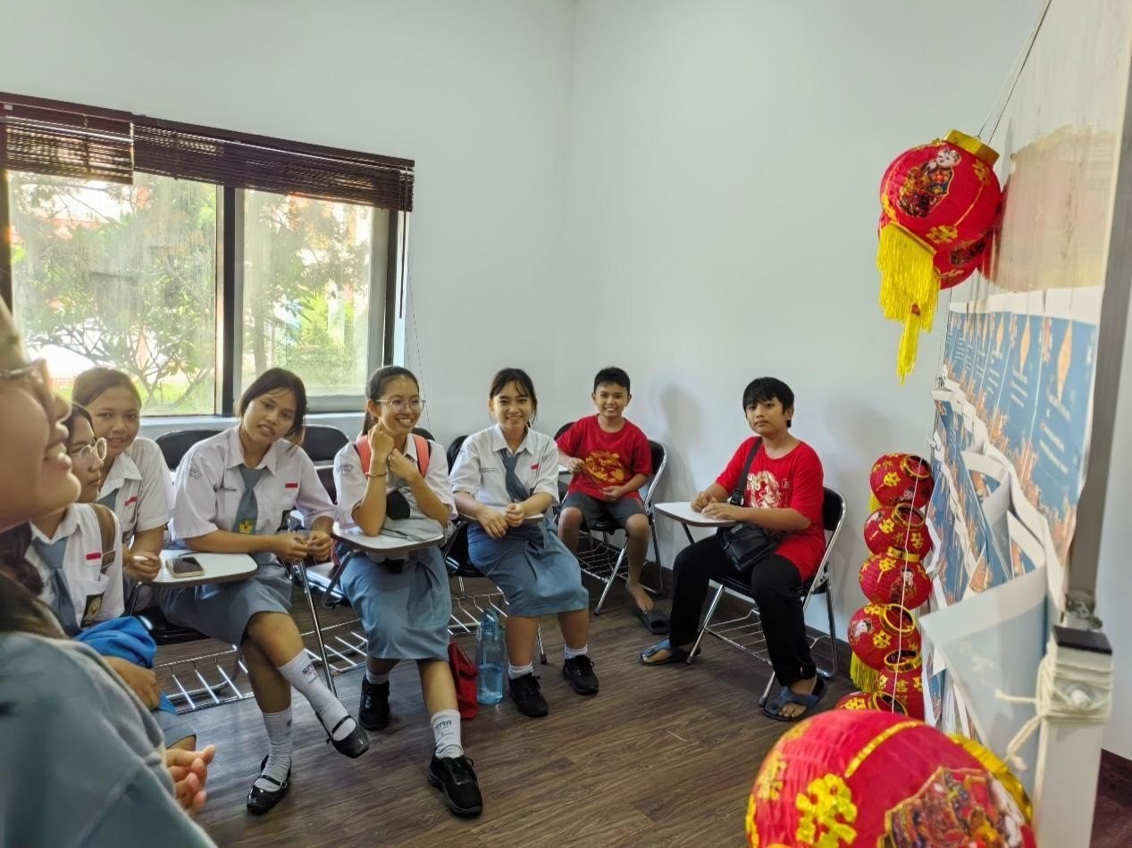 學(xué)生們踴躍參與猜燈謎活動(dòng)。巴陵康孔子學(xué)院供圖