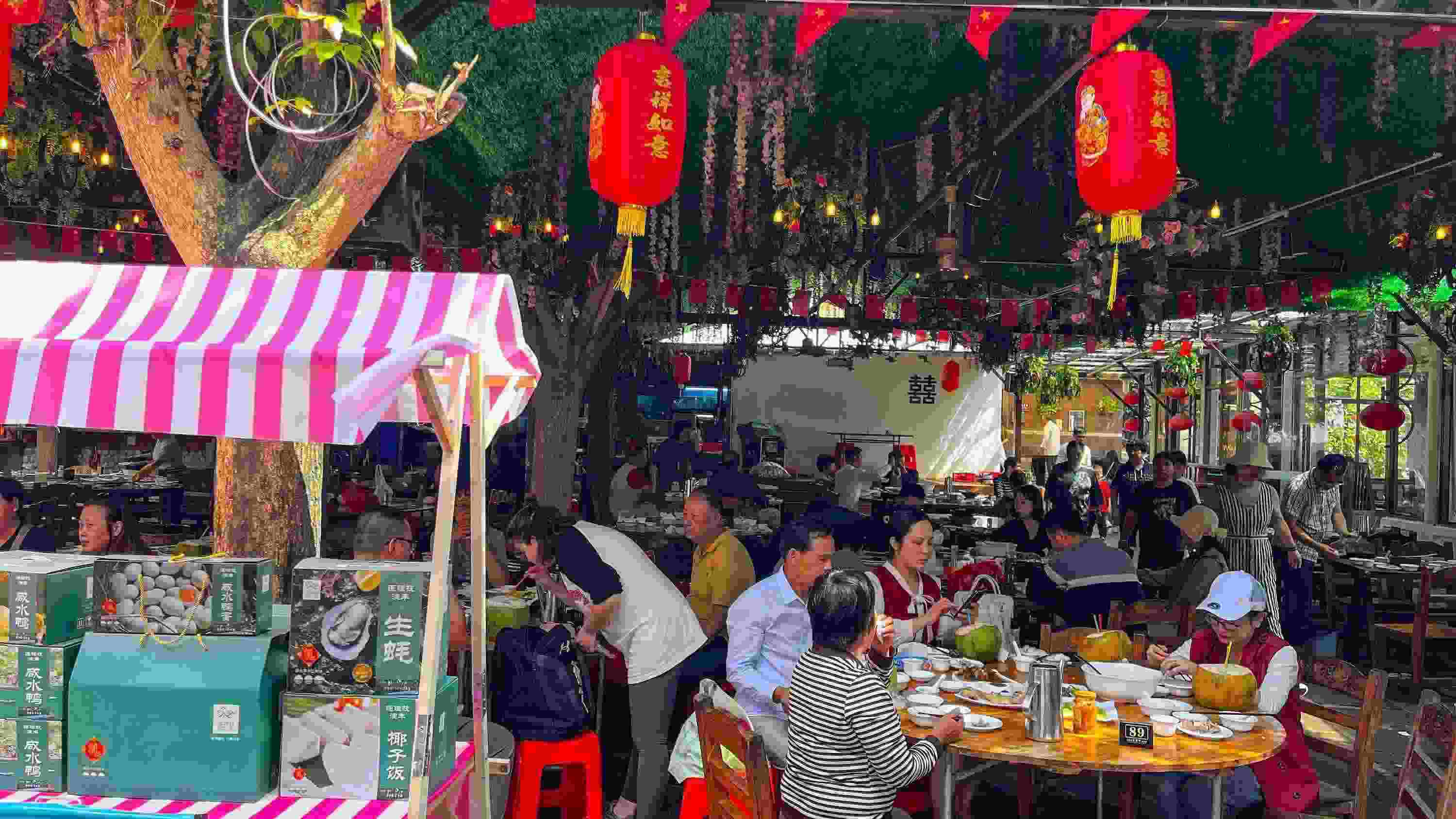 △ 2024年2月17日，春節(jié)假期最后一天，?？卩l(xiāng)村旅游持續(xù)火爆，眾多游客前往漁家樂(lè)品嘗特色海鮮和鄉(xiāng)村美食。