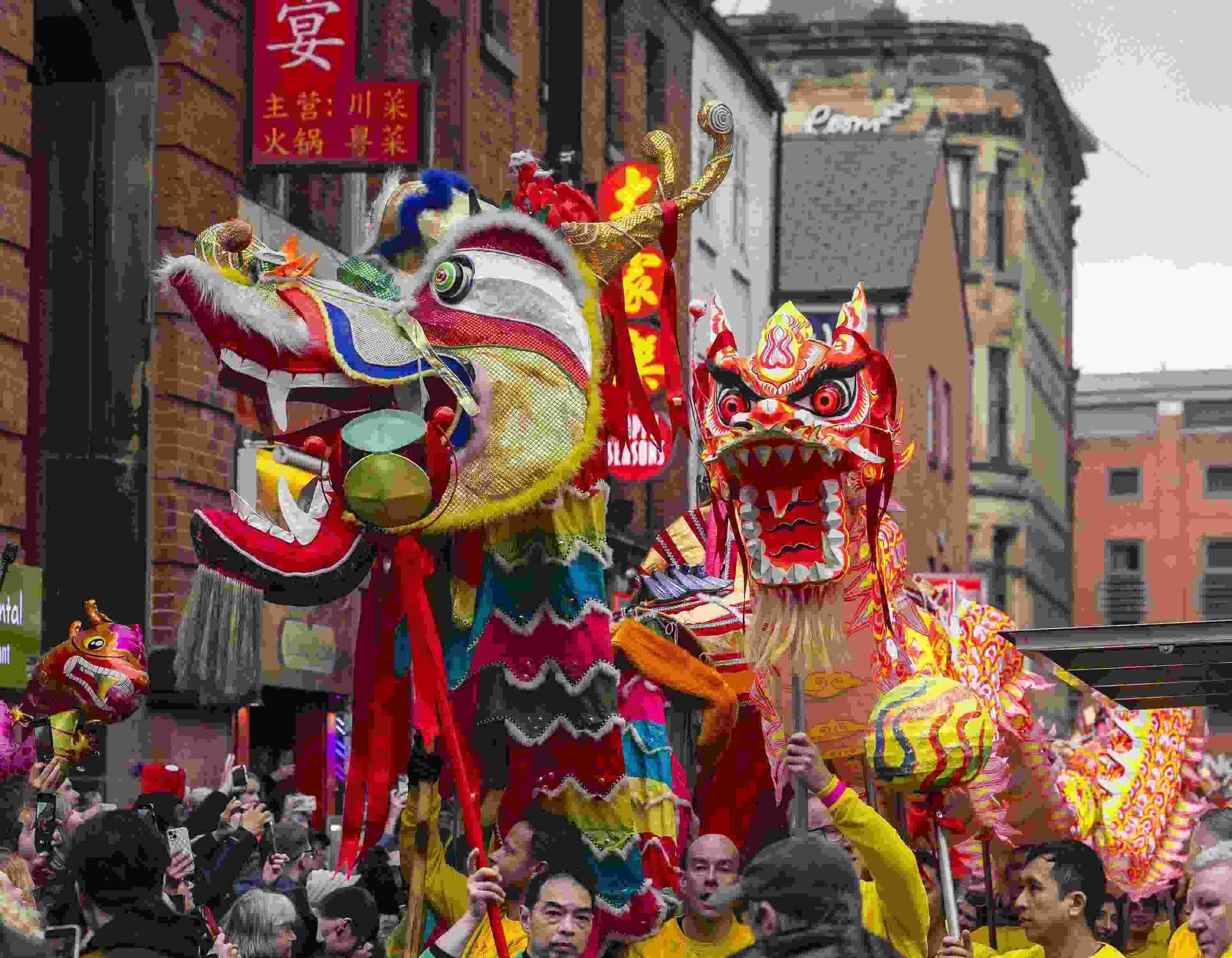 △ 當(dāng)?shù)貢r(shí)間2024年2月11日，英國(guó)曼徹斯特，表演者進(jìn)入中國(guó)城，參加中國(guó)農(nóng)歷龍年春節(jié)的慶?；顒?dòng)。