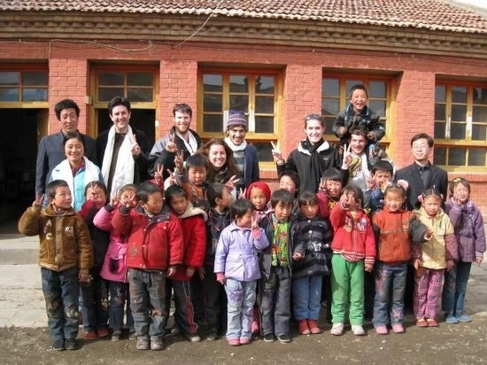 2008年，歐君廷帶領(lǐng)美國大學(xué)生到甘肅一所村辦小學(xué)訪問教課