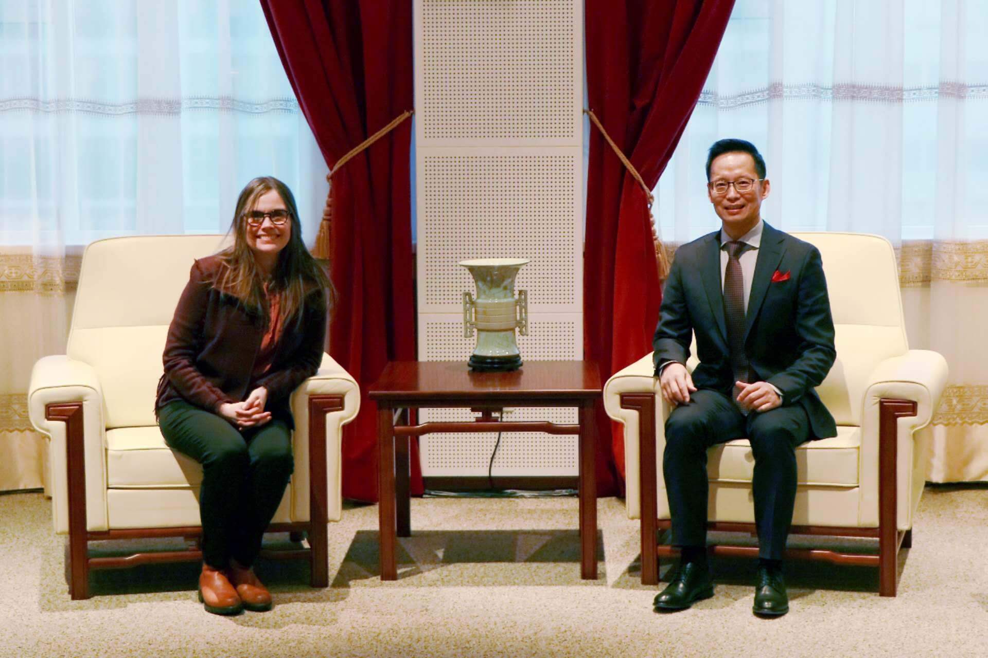 冰島總理雅各布斯多蒂爾（右一）與中國駐冰島大使何儒龍合影。中國駐冰島大使館供圖