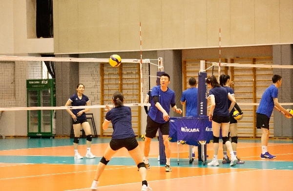 女排隊員在訓練中。人民網(wǎng)記者李乃妍攝