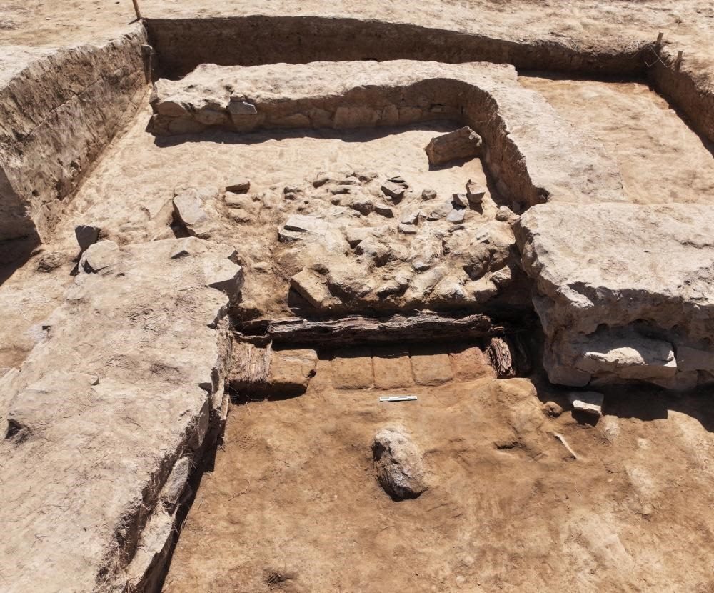 這是都蘭熱水墓群北一區(qū)M37號（“羊圈墓”）祭祀建筑的木質(zhì)門構(gòu)。