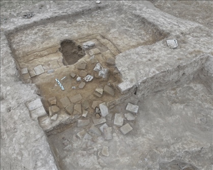 這是都蘭熱水墓群北一區(qū)M37號（“羊圈墓”）祭臺的砌磚。