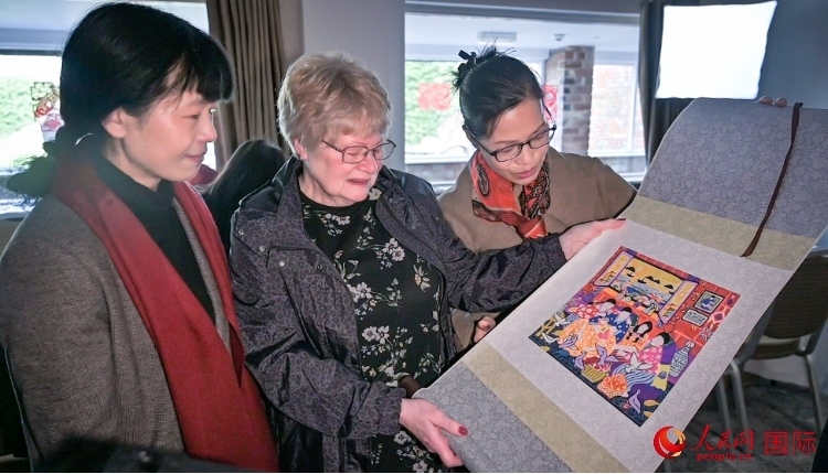 贈送舟山漁民畫。人民網(wǎng) 郭錦標攝