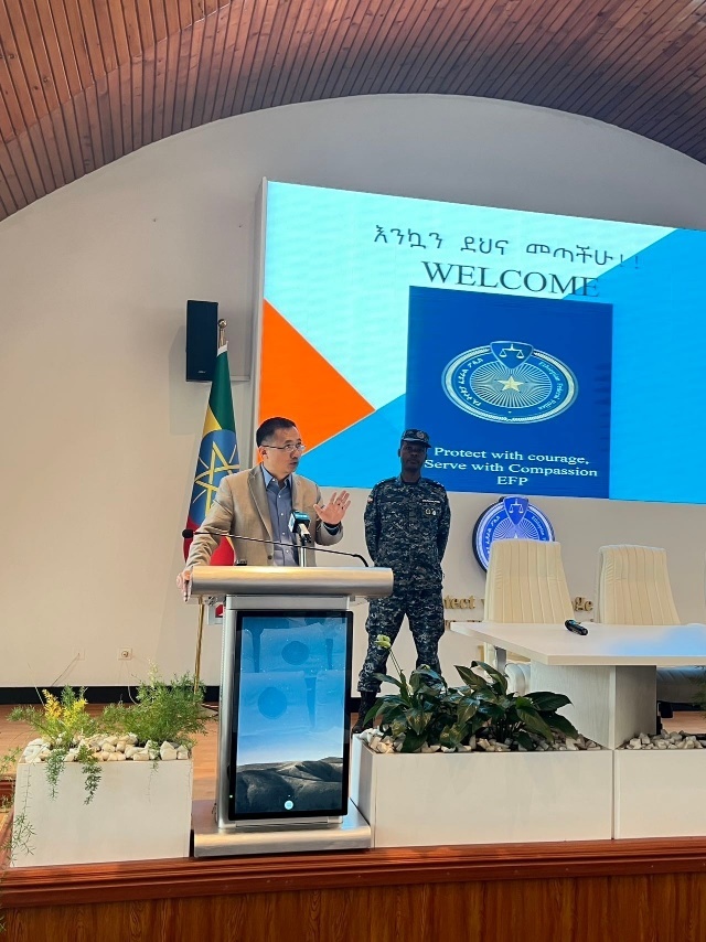 圖為駐埃塞使館首席館員申欽民公參致辭。亞的斯亞貝巴大學孔子學院供圖