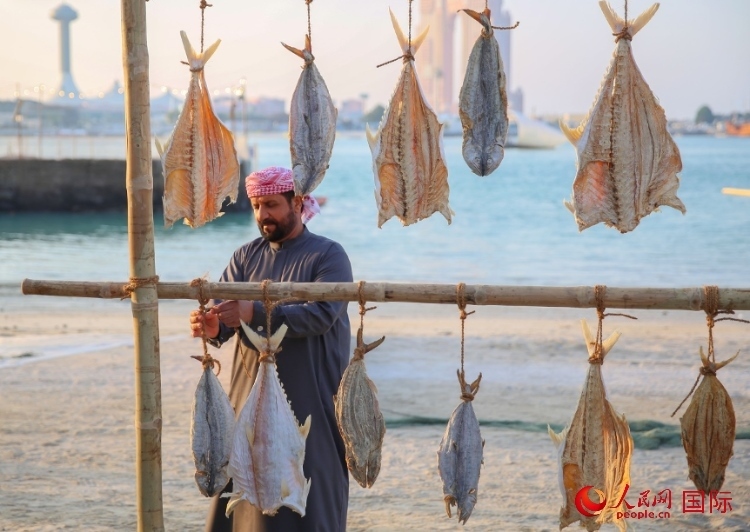  手工藝者展示如何晾曬魚(yú)干。人民網(wǎng) 塔里克·易卜拉欣攝
