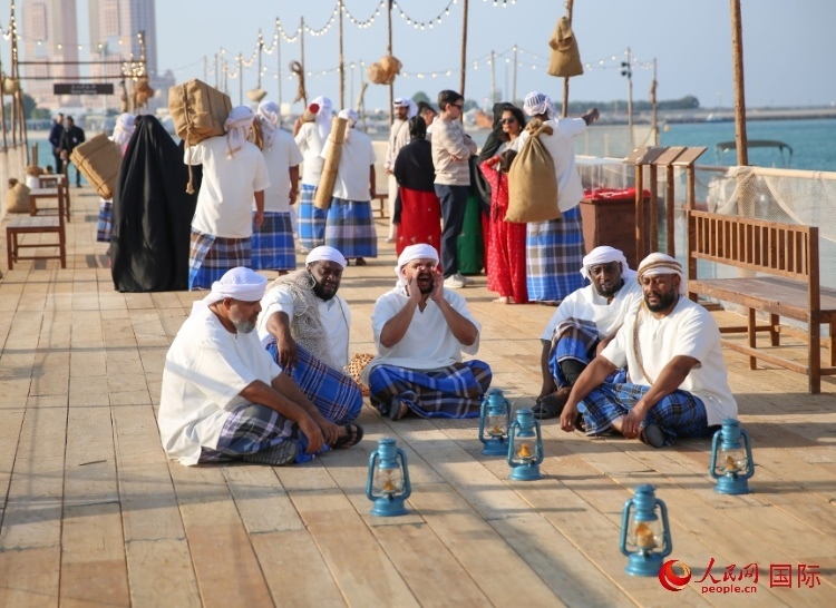 演藝人員展示售賣(mài)產(chǎn)品的場(chǎng)景。人民網(wǎng) 塔里克·易卜拉欣攝