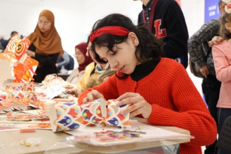 參與者在制作元宵彩燈。拉巴特中國文化中心供圖