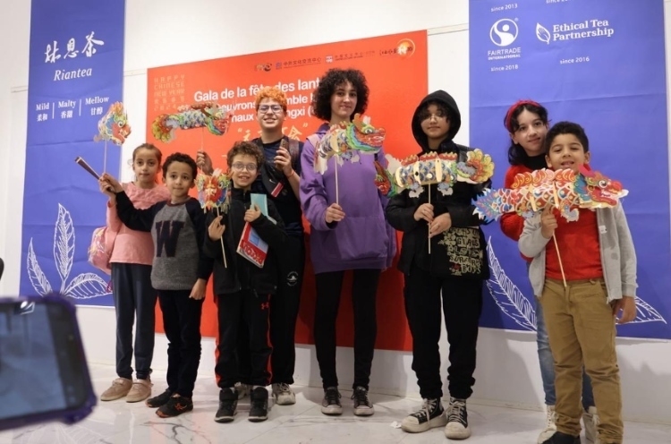 孩子們拿著元宵彩燈合影。拉巴特中國文化中心供圖