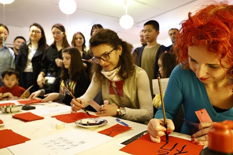 羅馬尼亞觀眾學(xué)習(xí)用毛筆寫“?！弊?。中國文化中心供圖