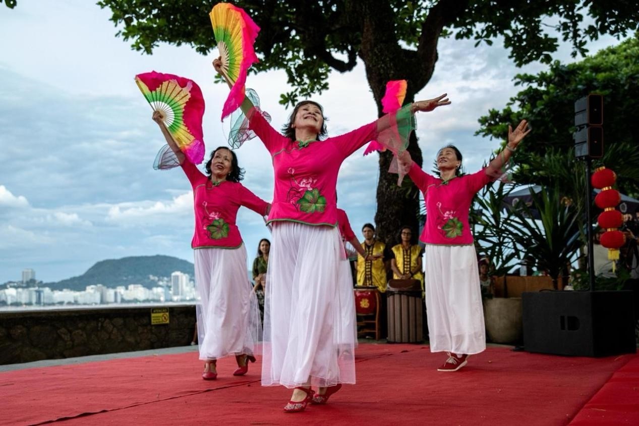 當(dāng)?shù)貢r(shí)間2月24日晚，2024年元宵節(jié)慶祝活動(dòng)在巴西里約熱內(nèi)盧市科帕卡巴納要塞舉辦。巴西山河文化促進(jìn)中心供圖